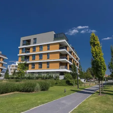 Comfy And Stylish With Terrace Near Center Apartment Pressburg