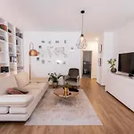公寓 Comfy And Stylish With Terrace Near Center