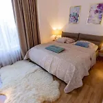 Comfy And Stylish With Terrace Near Center