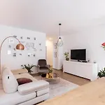 Apartman Comfy And Stylish With Terrace Near Center