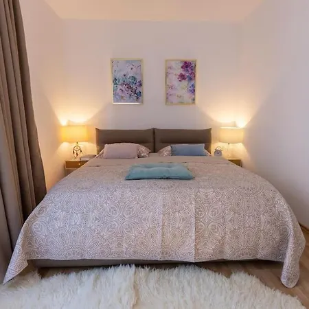 Apartman Comfy And Stylish With Terrace Near Center *