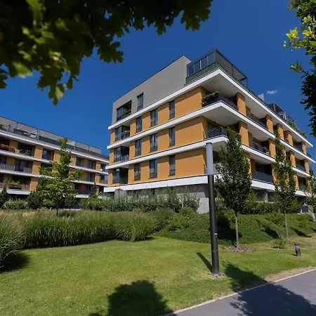 Apartman Comfy And Stylish With Terrace Near Center *