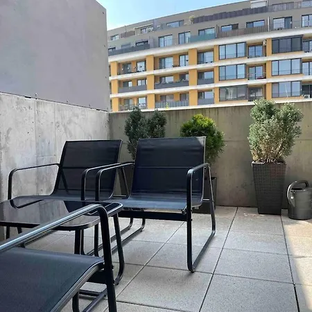 Comfy And Stylish With Terrace Near Center Apartman *